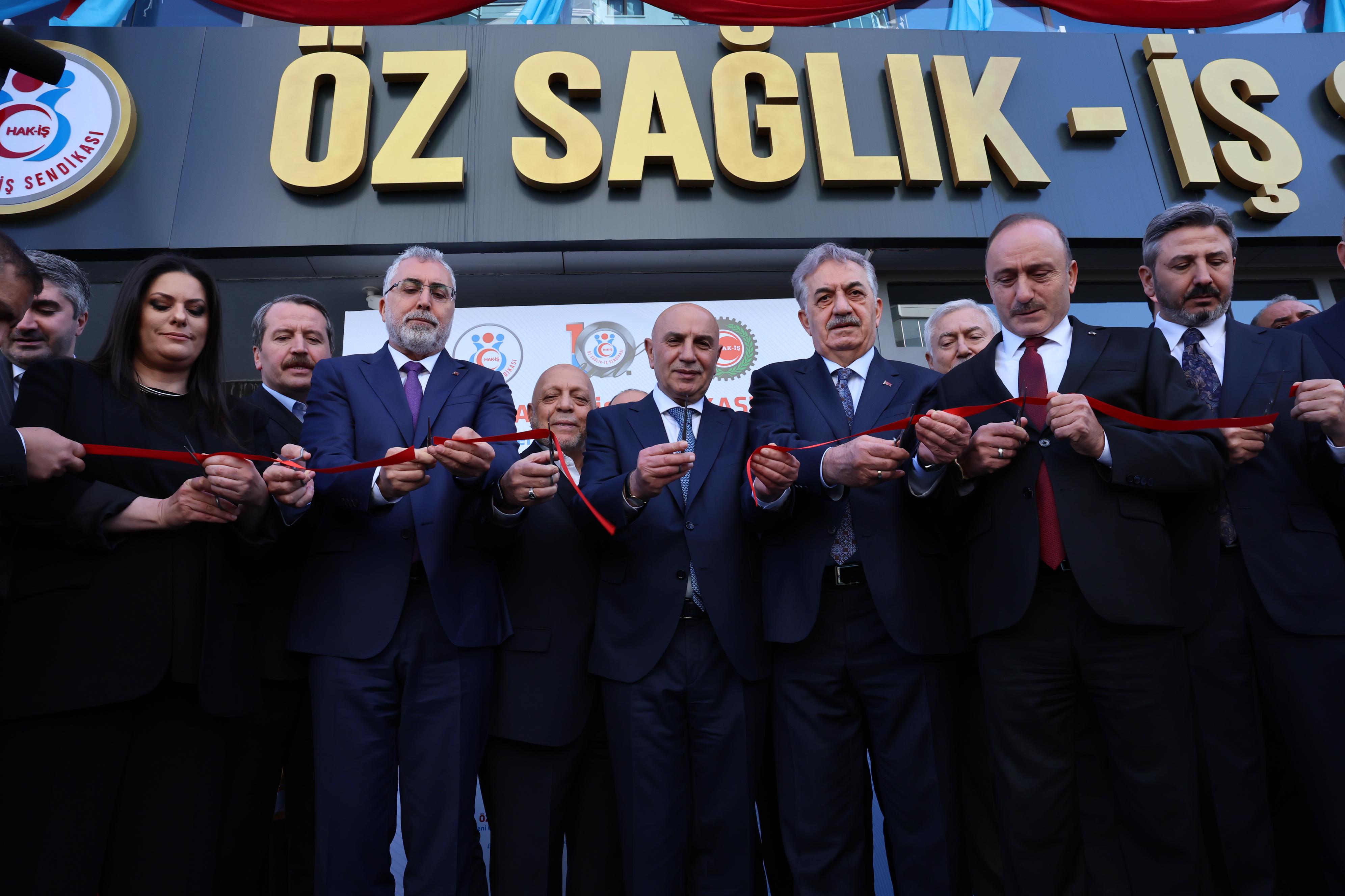 Çalışma Bakanı Vedat Işıkhan, Öz Sağlık-İş Sendikası'nın yeni genel merkezini açtı.
