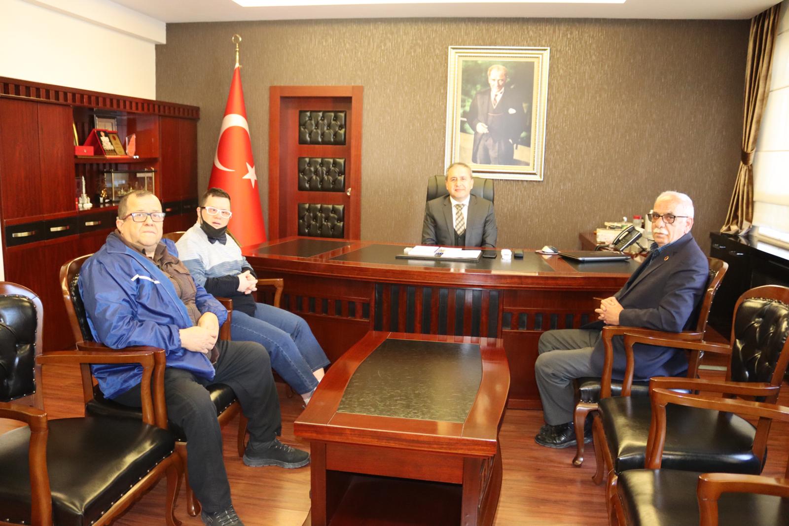 Bahariye Mahallesi Muhtarı Fuat Pusat, özel eğitim öğrencisi Ömer ile birlikte Kaymakamı ziyaret etti