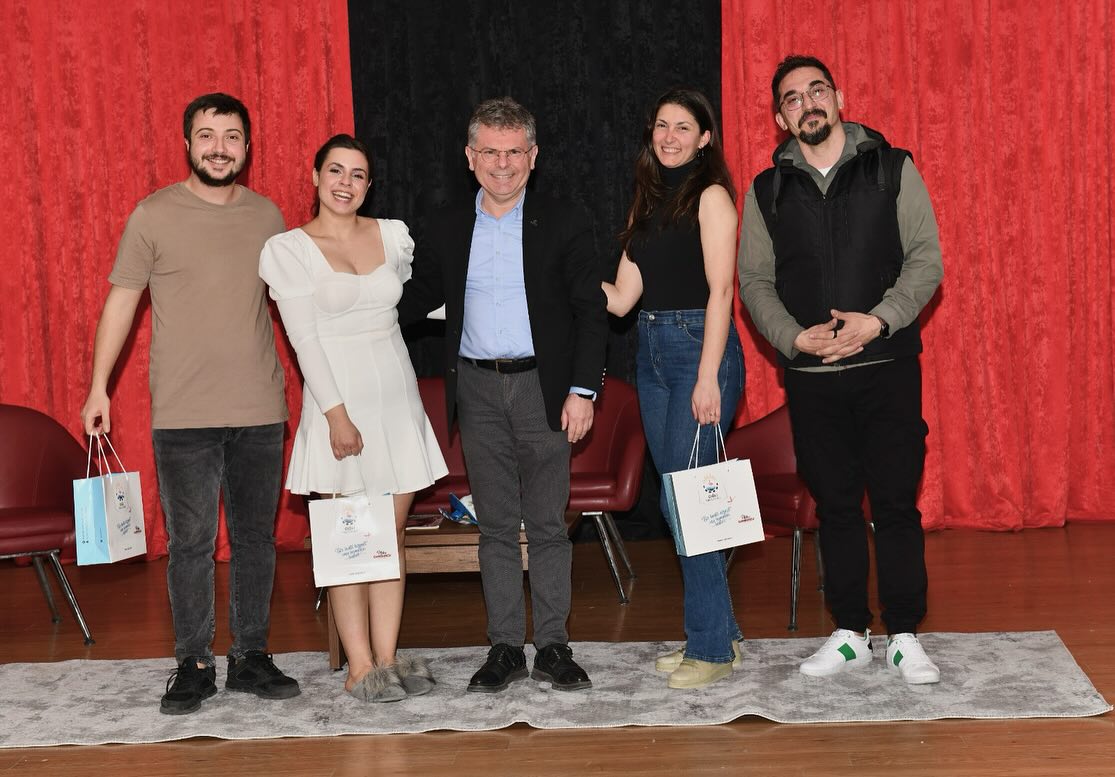 İzmir'in Çiğli ilçesinde unutulmaz tiyatro performansı!