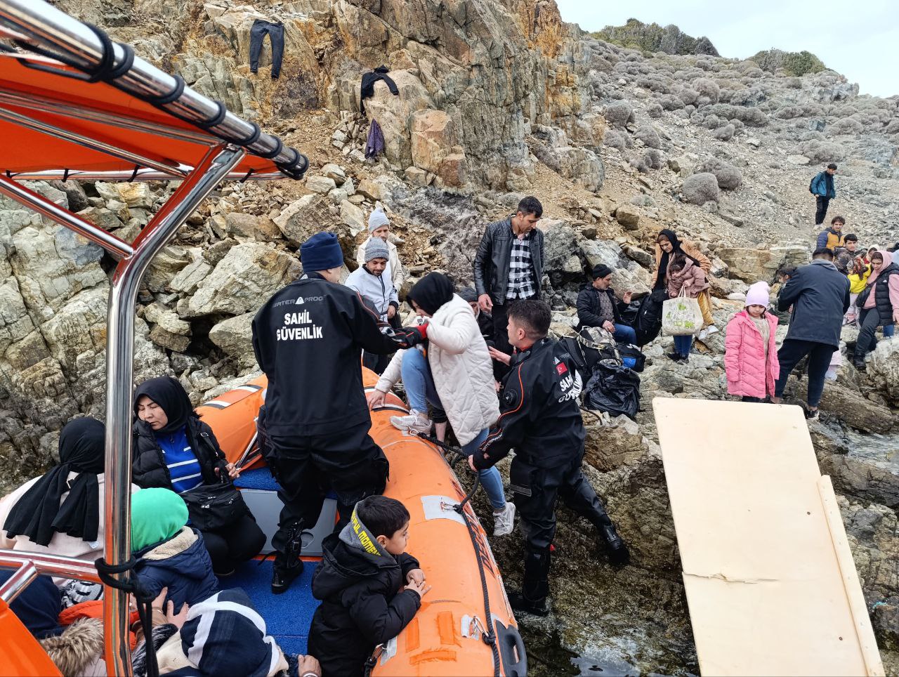 Sahil Güvenlik Ekipleri Ayvalık'ta 28 düzensiz göçmeni kurtardı.