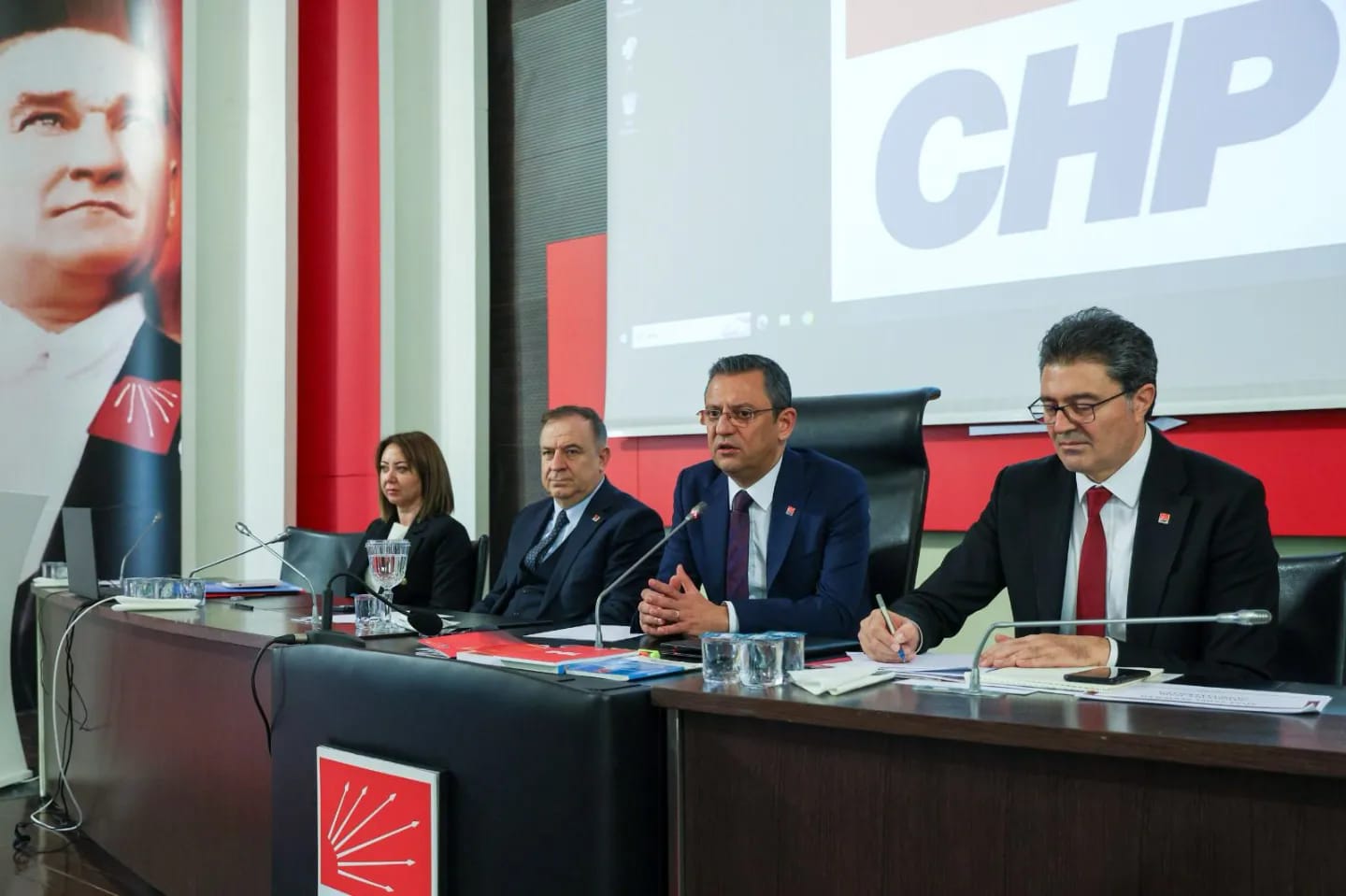 CHP İl Başkanları, Genel Başkan Özgür Özel liderliğinde bir araya gelerek seçim stratejilerini ve yol haritasını belirledi.
