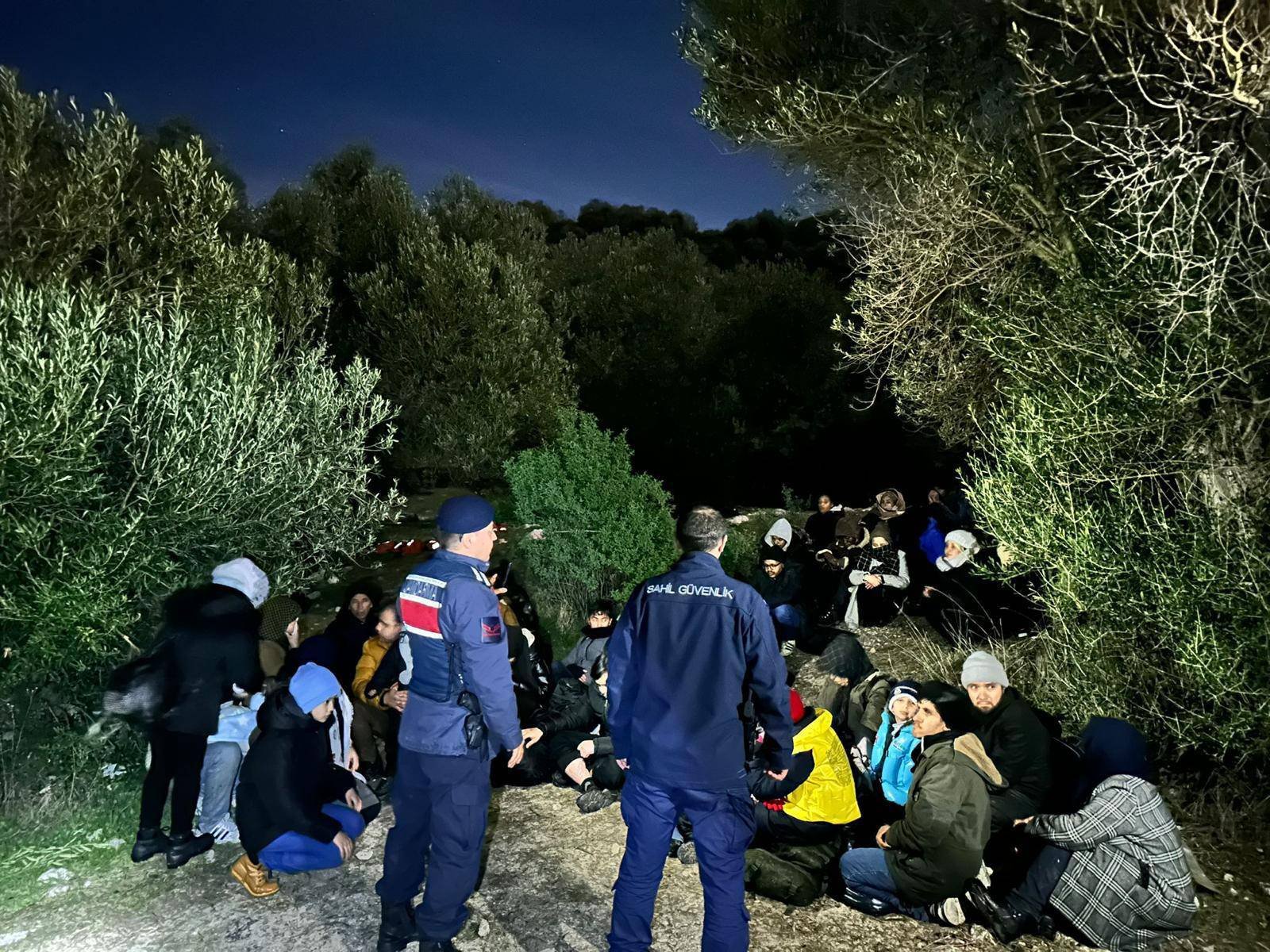 İzmir'de 1.971 düzensiz göçmen yakalandı, 24 organizatör tutuklandı