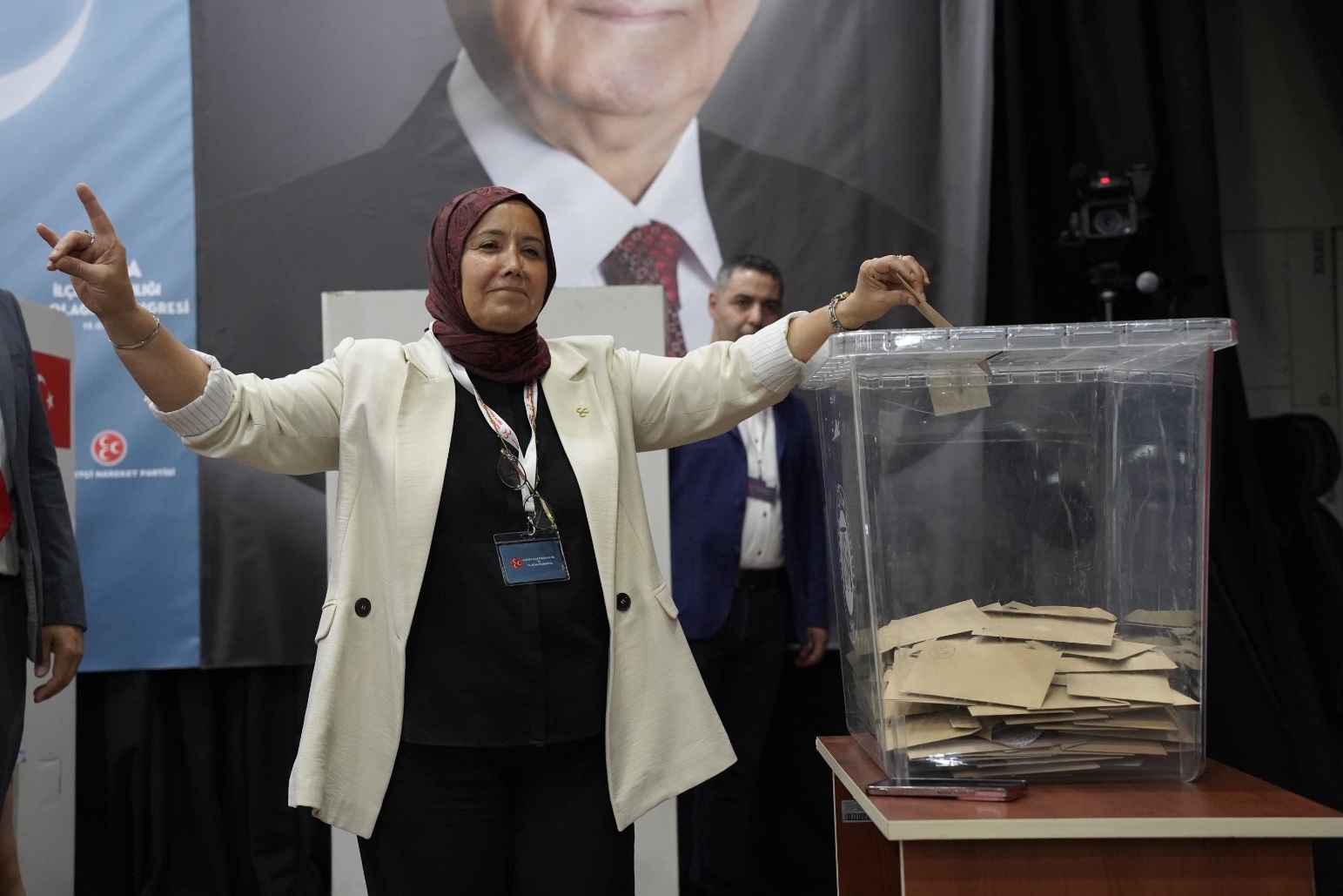 MHP Aliağa'da Nuray Aydemir yeniden seçildi