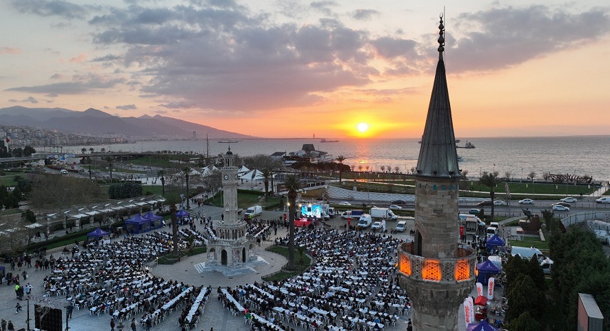 Cumhuriyet Meydanı’nda büyük iftar sofrası