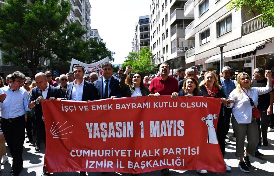 Başkan Tugay emekçilerin 1 Mayıs coşkusuna ortak oldu