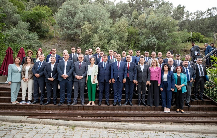 Başkan Tugay ilçe belediye başkanlarıyla bir araya geldi