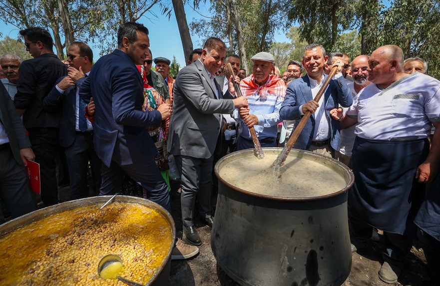 Özgür Özel Çiğli'de düzenlenen 12. Keşkek Günü etkinliğine katıldı