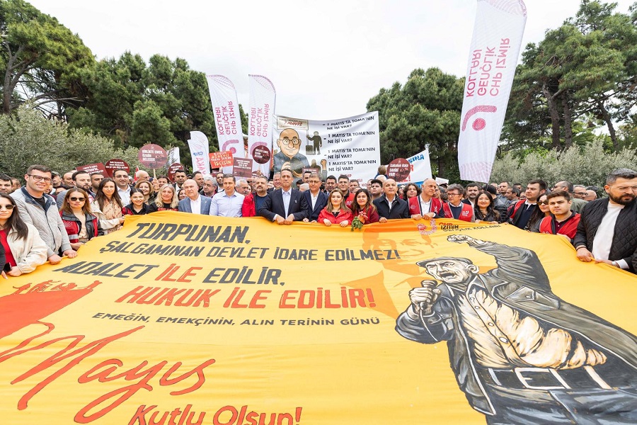 İzmir'de binlerce işçi, 1 Mayıs Emek ve Dayanışma Günü için bir araya geldi