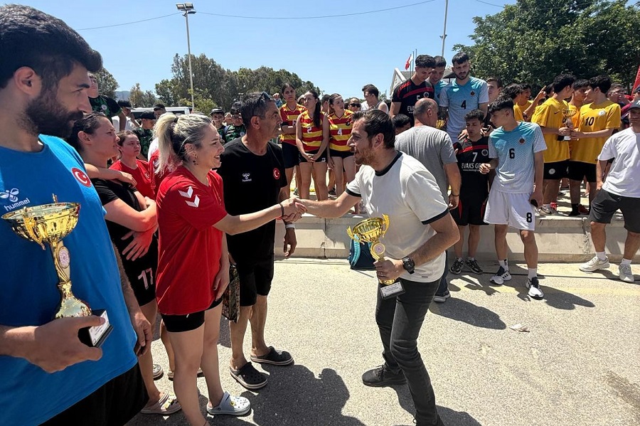 İzmir Büyükşehir Belediyesi’nin düzenlediği 19 Mayıs Şenliklerinde gençler buluştu