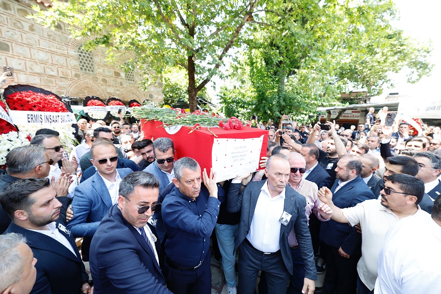 Ferdi Zeyrek gözyaşları ve alkışlarla uğurlandı