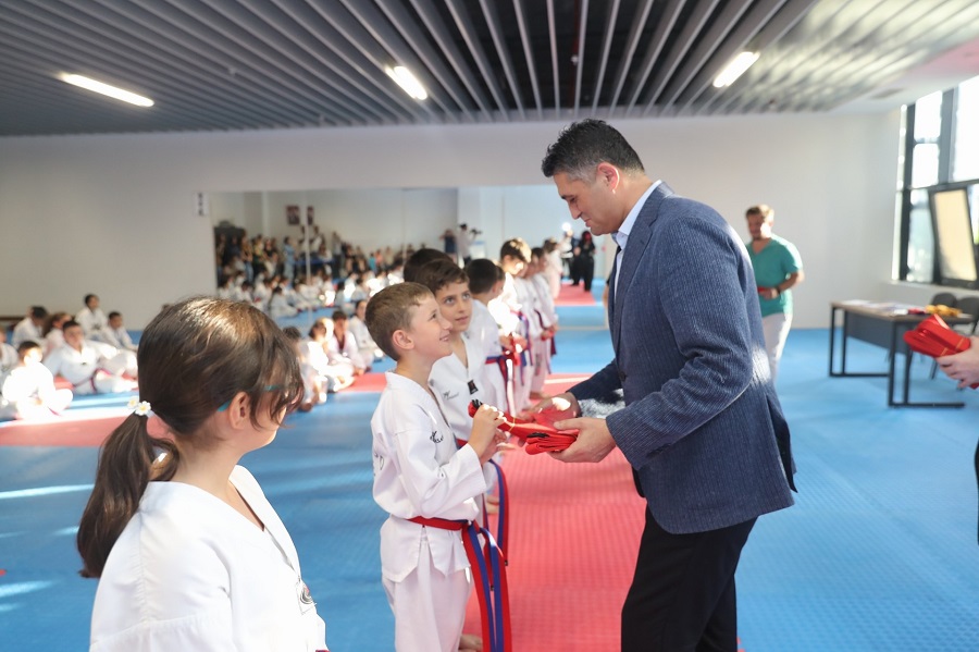 Aliağa Belediyesi Taekwondo Kursunun Sporcuları Kuşak Atladı