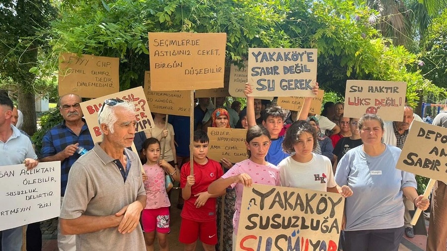 Bir aydır susuz kalan mahalleli belediye önünde eylem yaptı