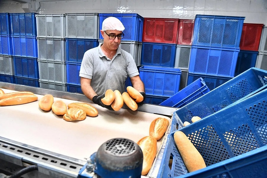 İzmir'de Halk Ekmek'te 8 lira