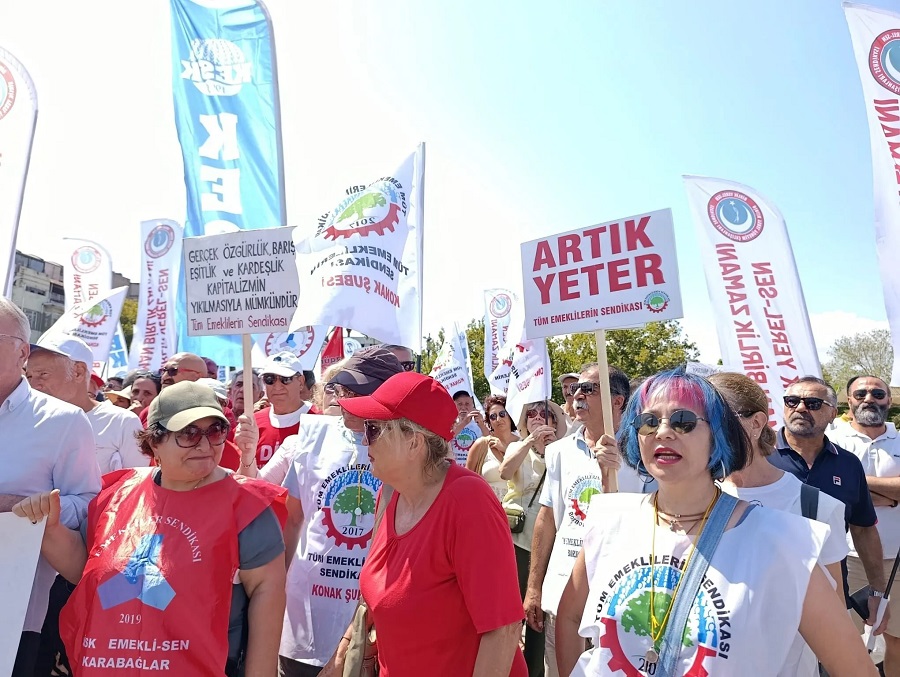 Kamu emekçileri iş bıraktı: Konak’ta SGK binasına yürüdü