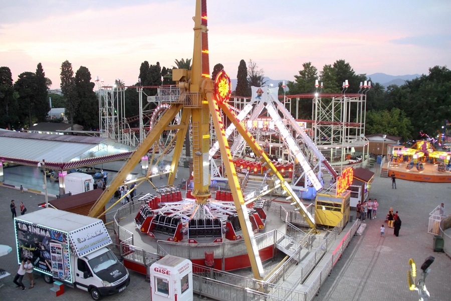 İzmir'in Lunaparkı, anılarıyla birlikte sökülüyor