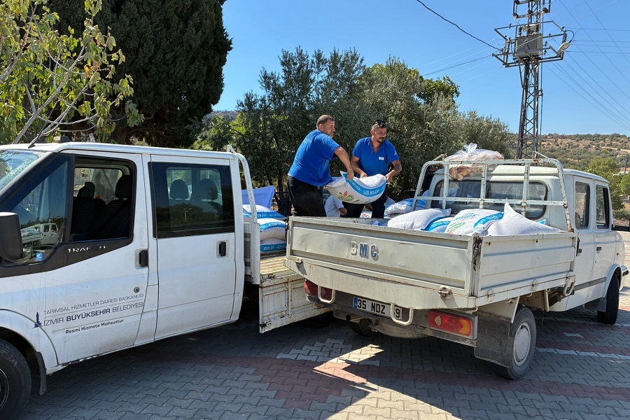Yangın mağduru Aliağalı üreticilere yem desteği