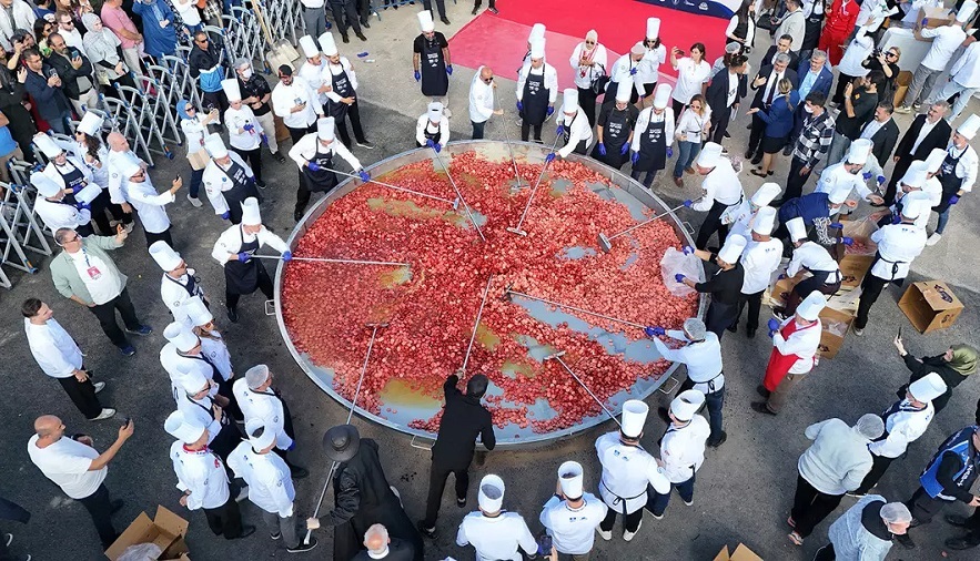Afyonkarahisar'dan 1930 kilo ağırlığındaki sucuklu yumurtayla dünya rekoru