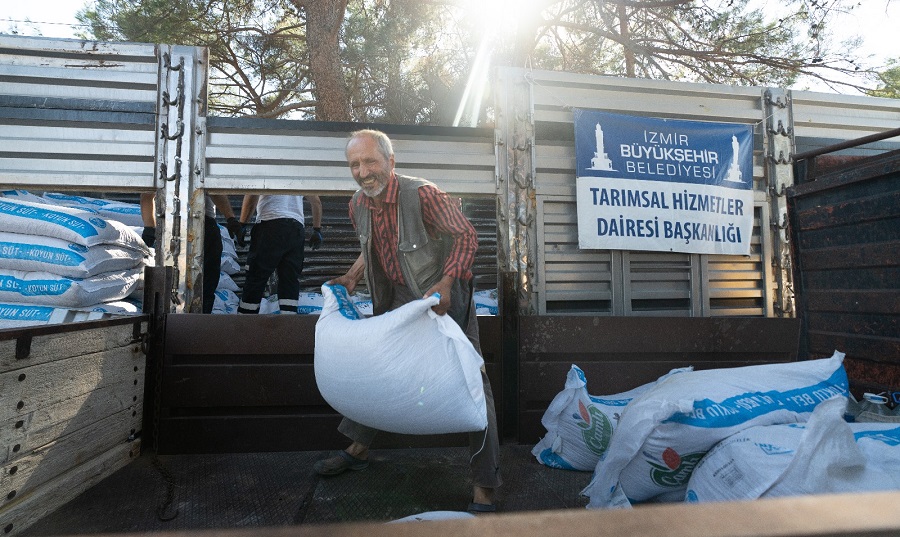 İzmir Büyükşehir Belediyesi’nden yanan köylere yem desteği