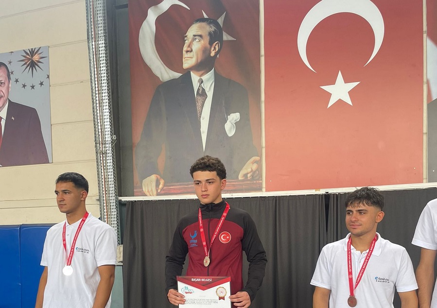 Aliağa’nın Genç Güreşçilerinden 4 Madalya Birden
