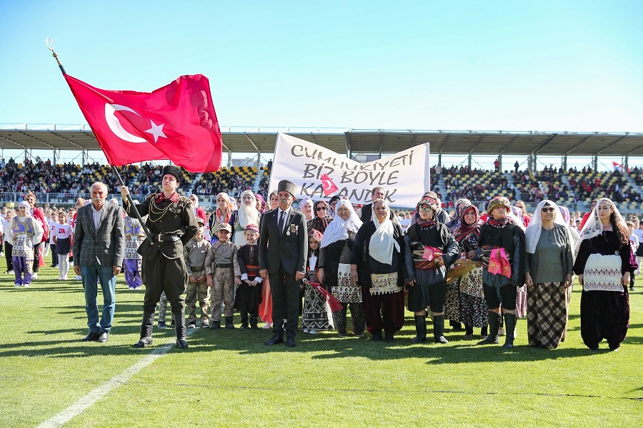 Cumhuriyetin 102.Yıl Gururu Aliağa Atatürk Stadında Yaşandı