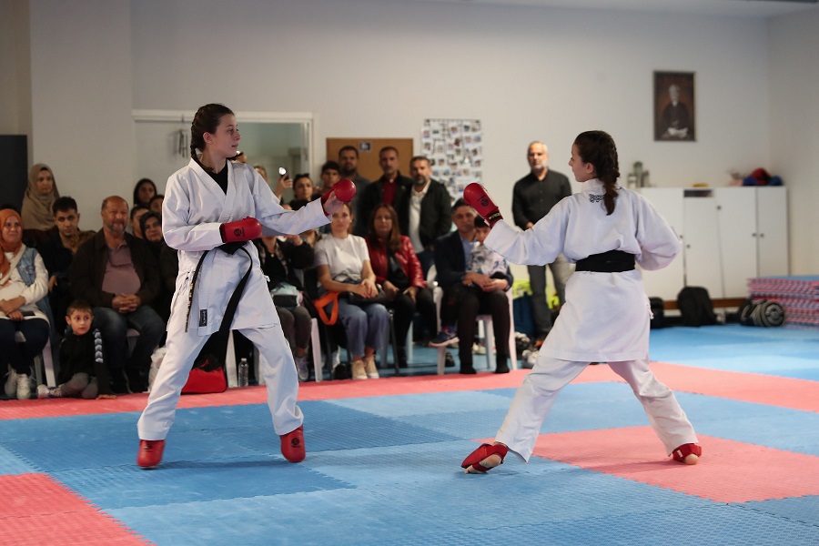 Aliağa Belediyesi Karate Kursunda 75 Sporcu Yeni Kuşağına Kavuştu