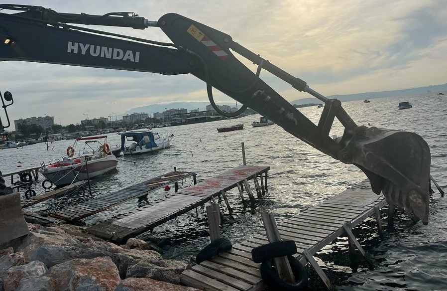 Mavişehir'de bulunan kaçak balıkçı barınakları ve derme çatma iskeleler için yıkım
