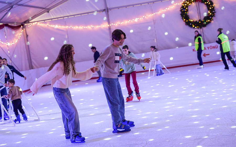 İzmir'de kışın keyfi buzda yaşanıyor