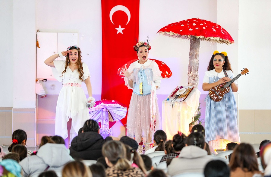 Aliağa Belediyesi Orman Tiyatrosu İlk Oyunuyla Sahnede