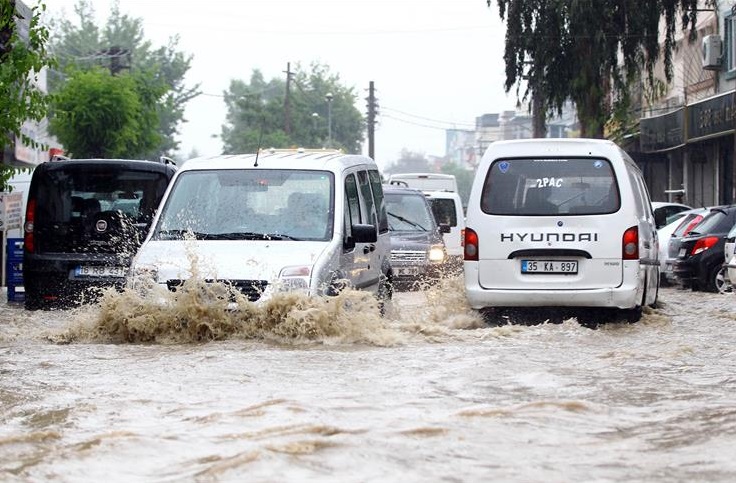 İzmir'de bu gece hava durumunda sel ve su baskını riski