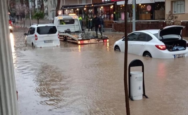 İzmir kuvvetli yağan yağmura teslim
