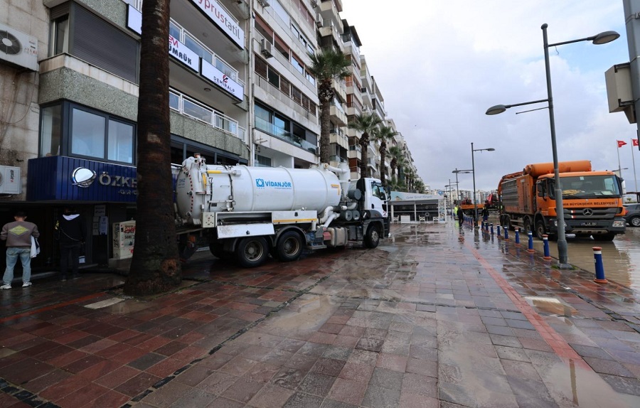 İzmir Büyükşehir Belediyesi sahada: 412 iş makinesi ve 1365 personel görevde