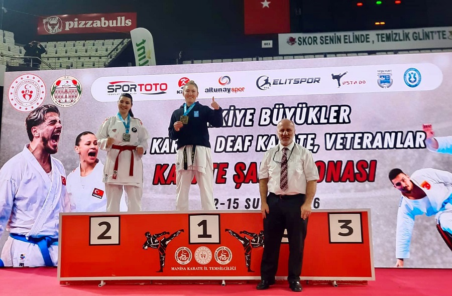 Aliağa Belediyesi Karate Antrenörü Nezahat Ayhan Türkiye Şampiyonu Oldu