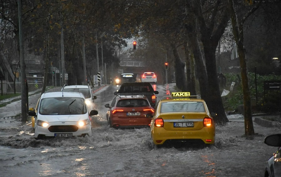 İzmir'de sağanak yağış hayatı olumsuz etkiledi