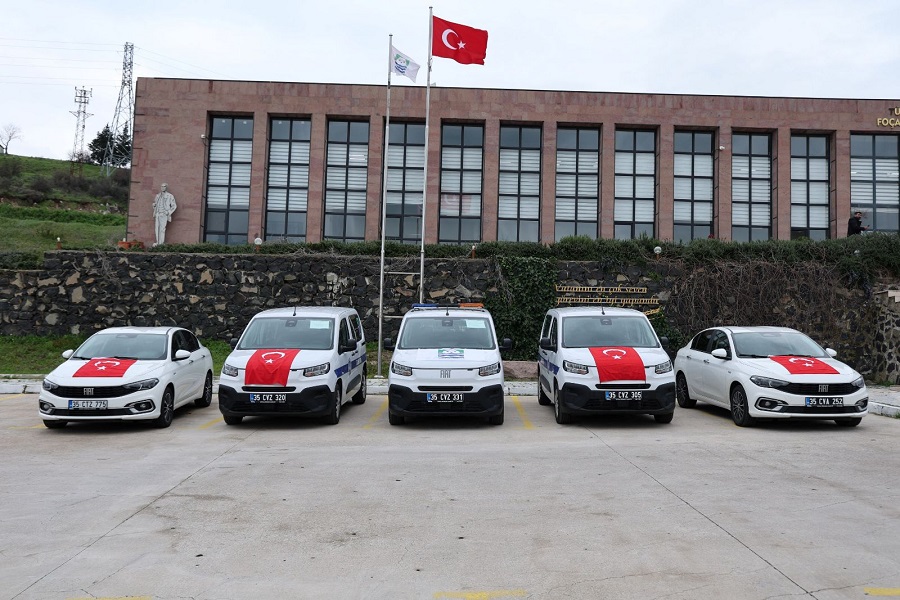 Foça Belediyesi Yeni Araçlarını Aldı
