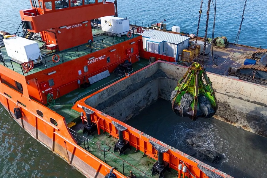 İzmir Körfezi'nde bir milyon ton çamur denizden arındırıldı